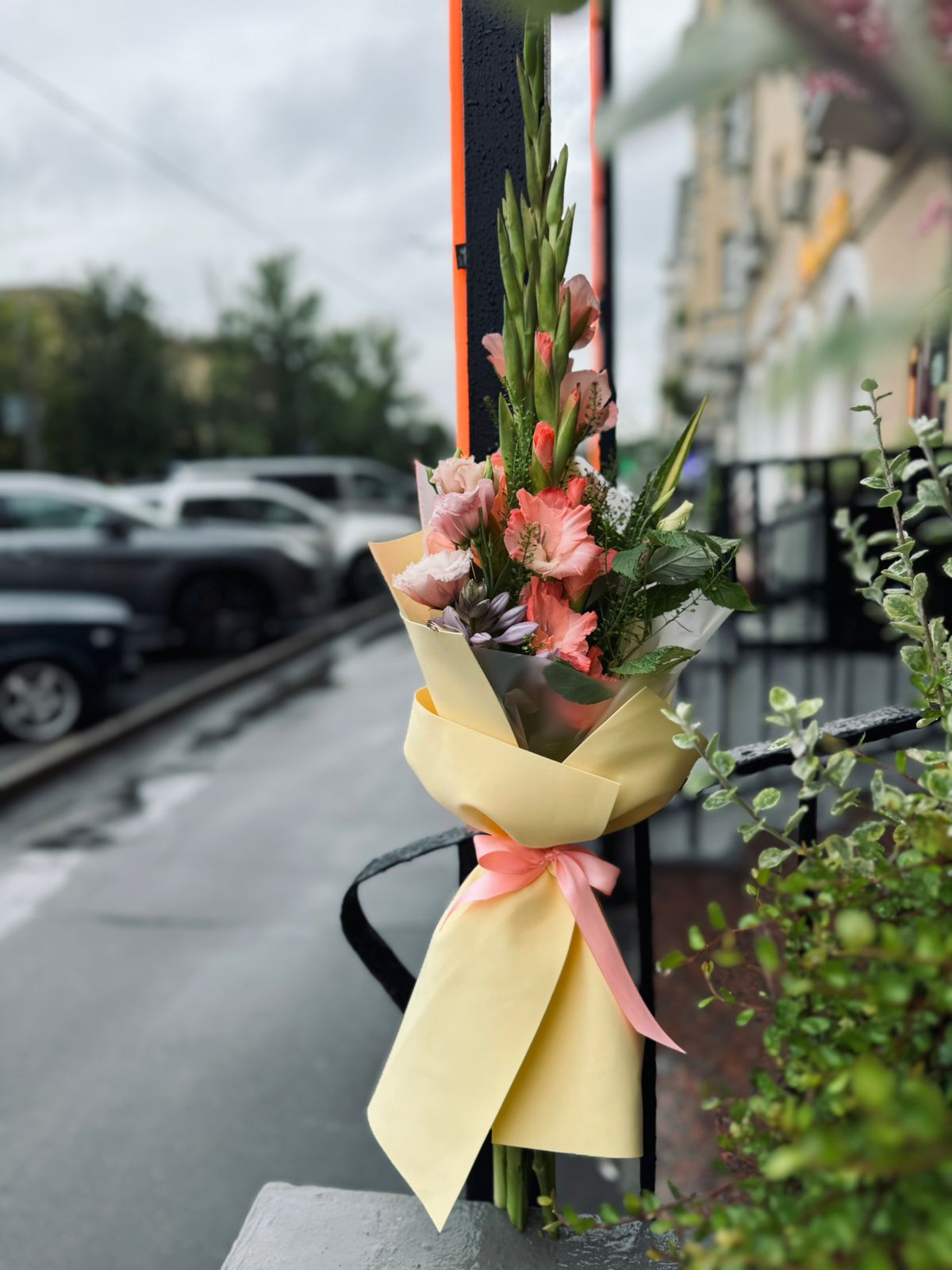 Букет высокий с гладиолусами