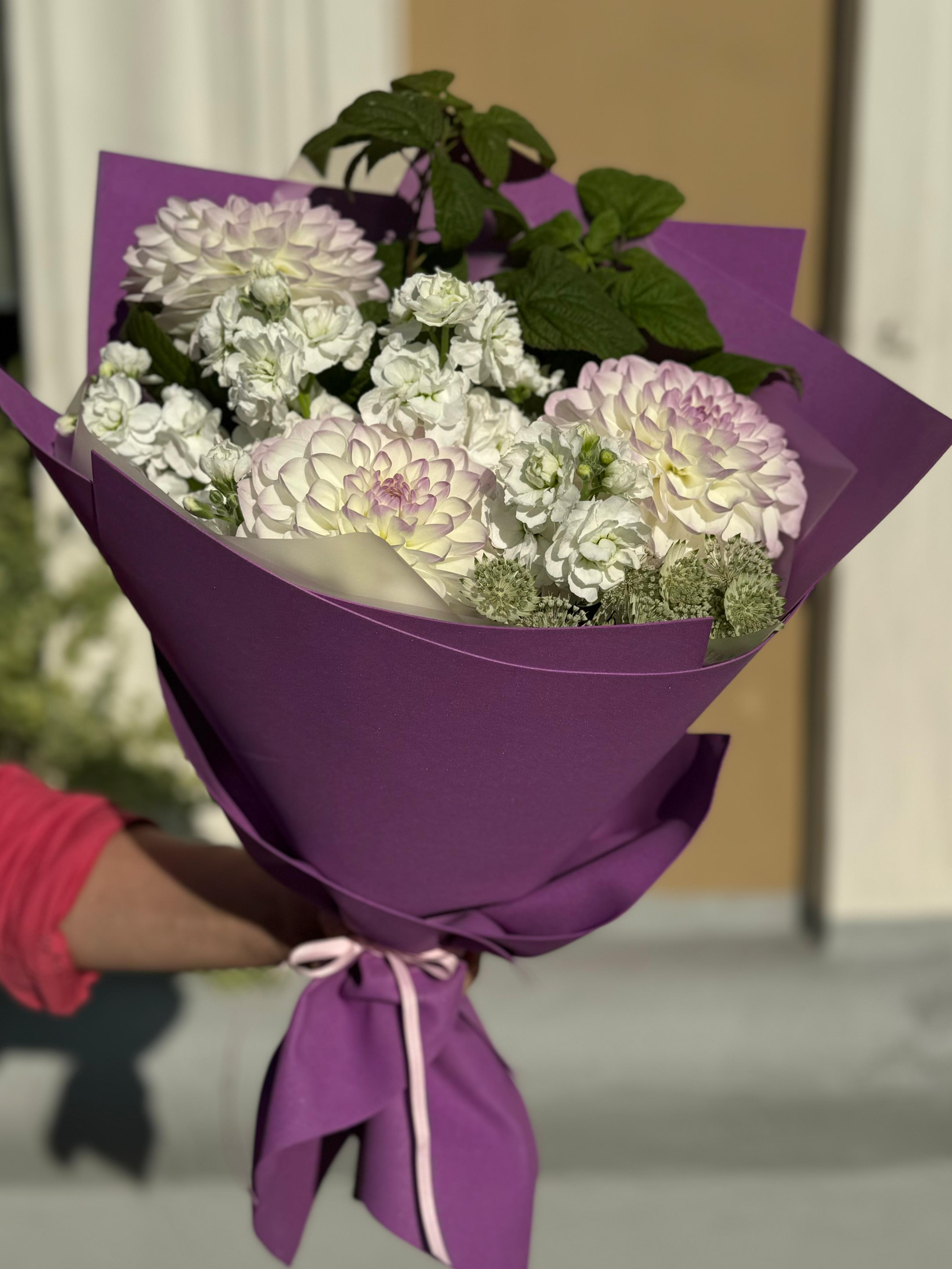 Букет Лизабет с георгиами и ароматной маттиолой