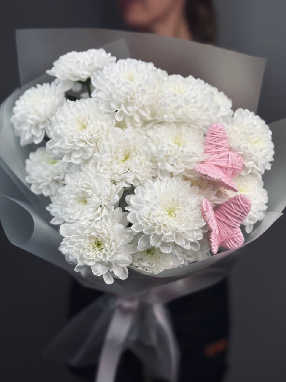 Букет Мэтти с хризантемами Алтай и бабочками