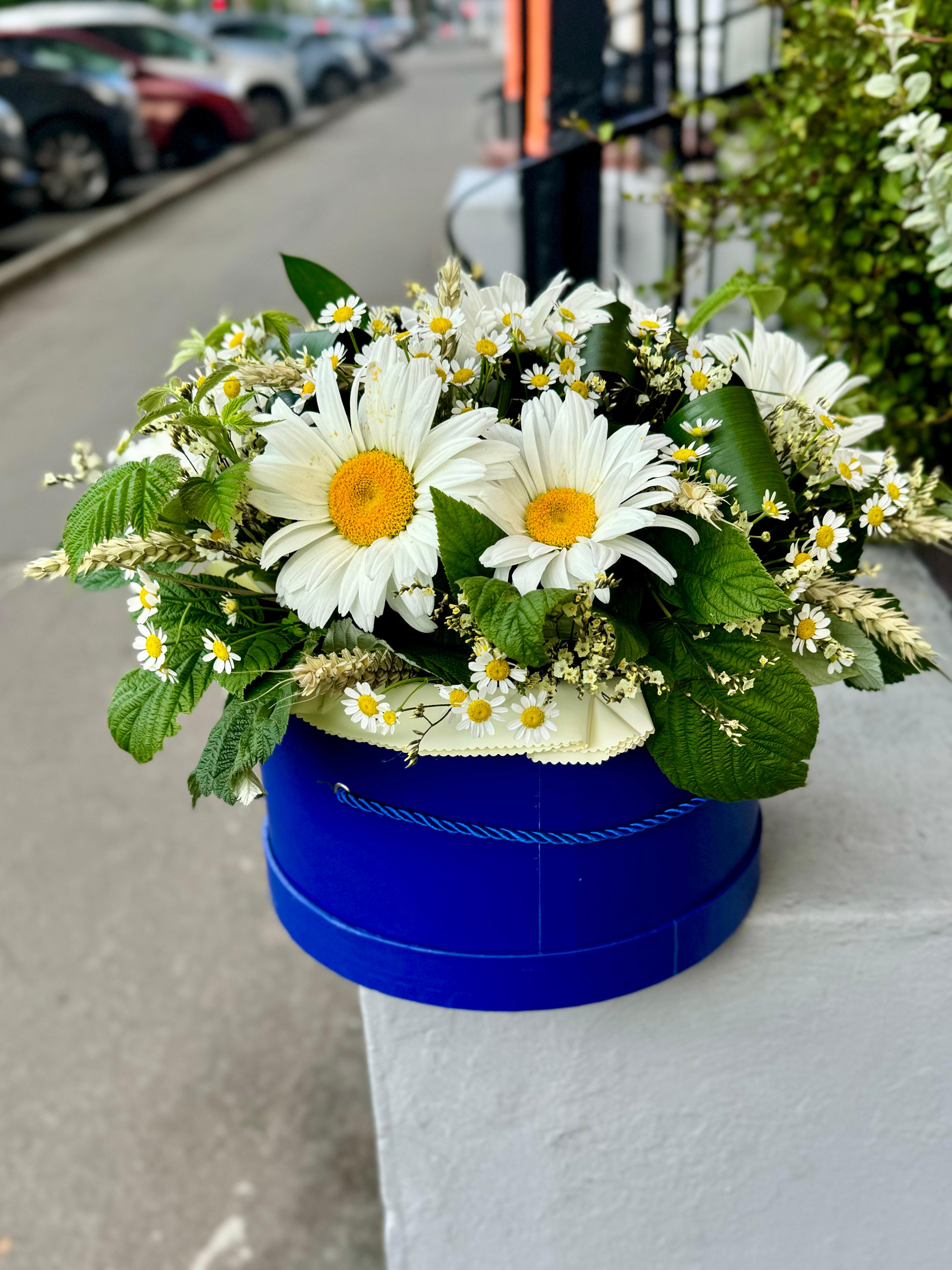 Композиция в коробке с крупными и мелкими ромашками
