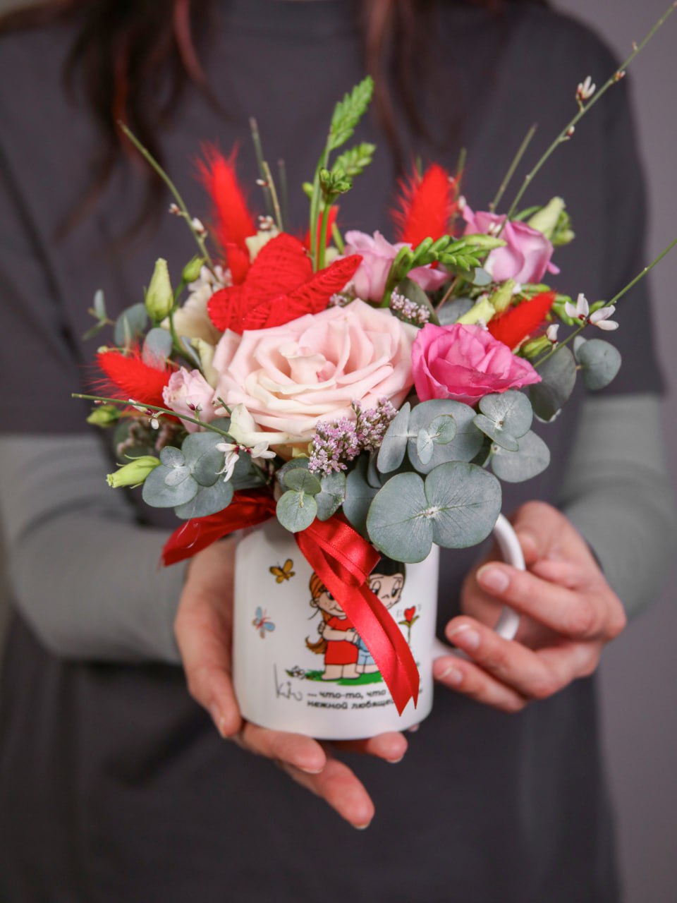 Композиция Love Is в кружке с розой и пушистиками