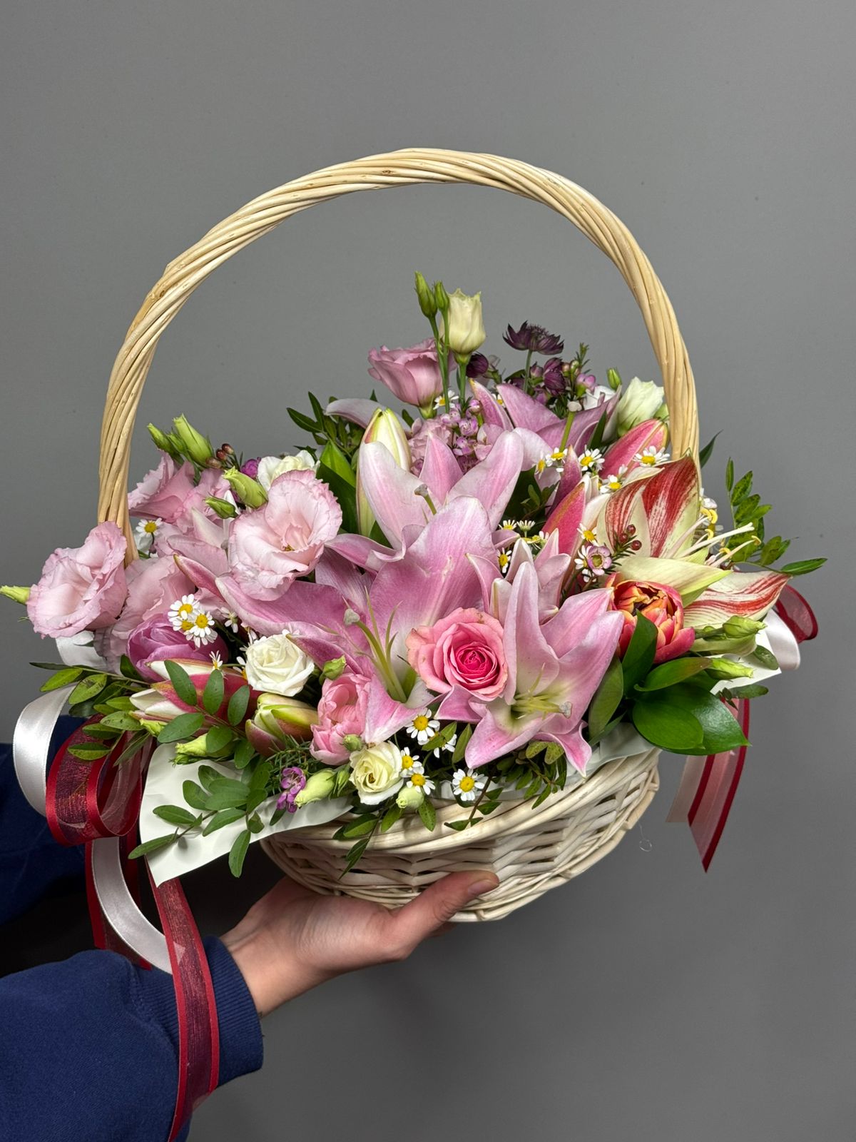 Композиция в корзине с амариллисом и лилией