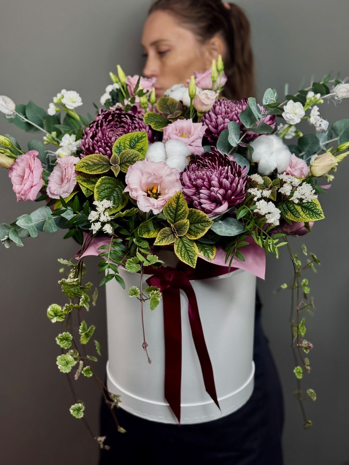 Композиция Первый поцелуй с хризантемой,эустомой,маттиолой и хлопком